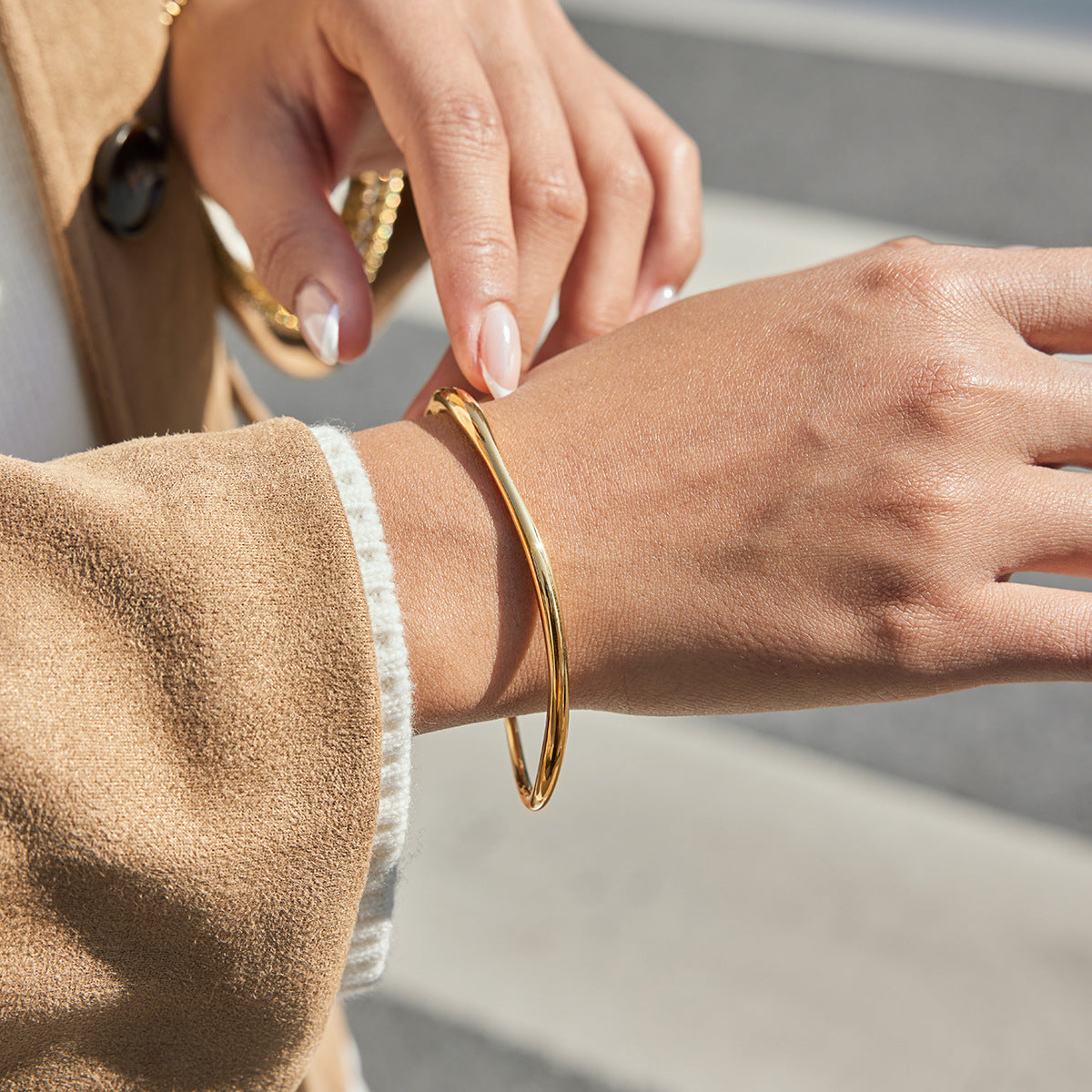Pulsera Rígida Trenzada Arte Geométrico en Oro